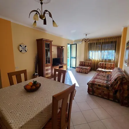 Free Parking & Wi-fi, Big Apartment, Center