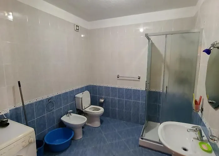 Daire Free Parking & Wi-fi, Big Apartment, Center Dıraç
